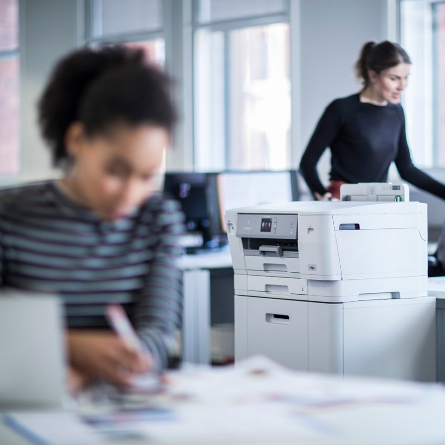 Multifonction Brother A3 couleur sur son meuble, dans un bureau
